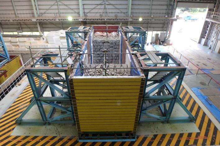 防災科学技術研究所大型振動せん断土槽による石垣補強工法の実験