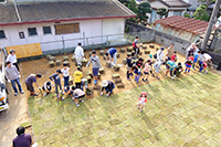 教員が関わったプロジェクトの例（牛久2小地区での居場所づくり・子供たちに手伝ってもらい芝生張り）